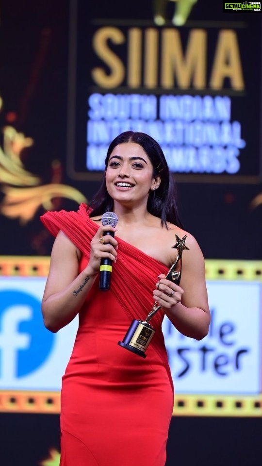 Rashmika Mandanna Instagram - My heart is filled with gratitude and happiness. ❤️ This is just the beginning.. ✨ And thankyou my peeps @_santhosh_mohan_ @ay_ivn @arudravavilapalli @benchmarkdigitalofficial for being my +1’s.. 😚 It’s too boring without you. 😄 And a huge thank you to my team♥️ Outfit - @gauravguptaofficial Stylist - @geetikachadhaofficial Makeup Artist - @goldandglittr Hairstylist - @chakrapu.madhu #SIIMAONREELS @siimawards