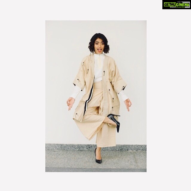 Rashmika Mandanna Instagram - Journey of a funny pose..ππ»ββοΈit ainβt easy peeps..π€·π»ββοΈask yo girl..what I meanβππ»ββοΈπ