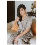 Rashmika Mandanna Instagram – Ahha!! Here i am smiling..😃see see see!!💃🏻Trust me it’s always just so much better when you smile!♥️ Wearing handwoven ikat ensemble @preethamjukalker 👏🏻👏🏻 earrings by @one_nought_one_one ♥️
Styled by @jukalker assistant stylist @pratimajukalkar 😘 
MUA @makeupbyharika 🦄
📷 @eshaangirri 💃🏻