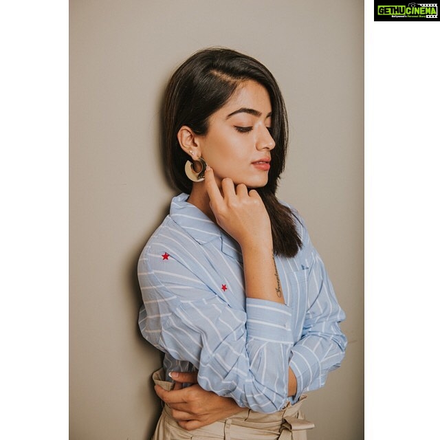 Rashmika Mandanna Instagram - This is me just before running off to eat my ice cream..🦄♥️ Wearing @postfold Earrings by @hm Styled by @jukalker assistant stylist @pratimajukalkar MUA @makeupbyharika 📷 @eshaangirri Thanks @skycommn 🖤