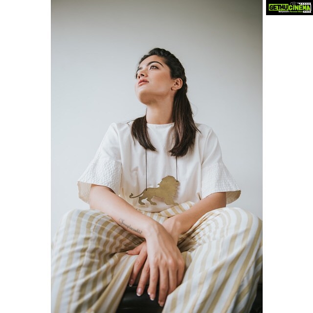 Rashmika Mandanna Instagram - Just of those bright shiny days..💛 Wearing handwoven relaxed fit ensemble @preethamjukalker lion neck peice by @tachigoods by @payalkhandwala Styled by @jukalker assistant stylist @pratimajukalkar MUA @makeupbyharika 📷 @eshaangirri