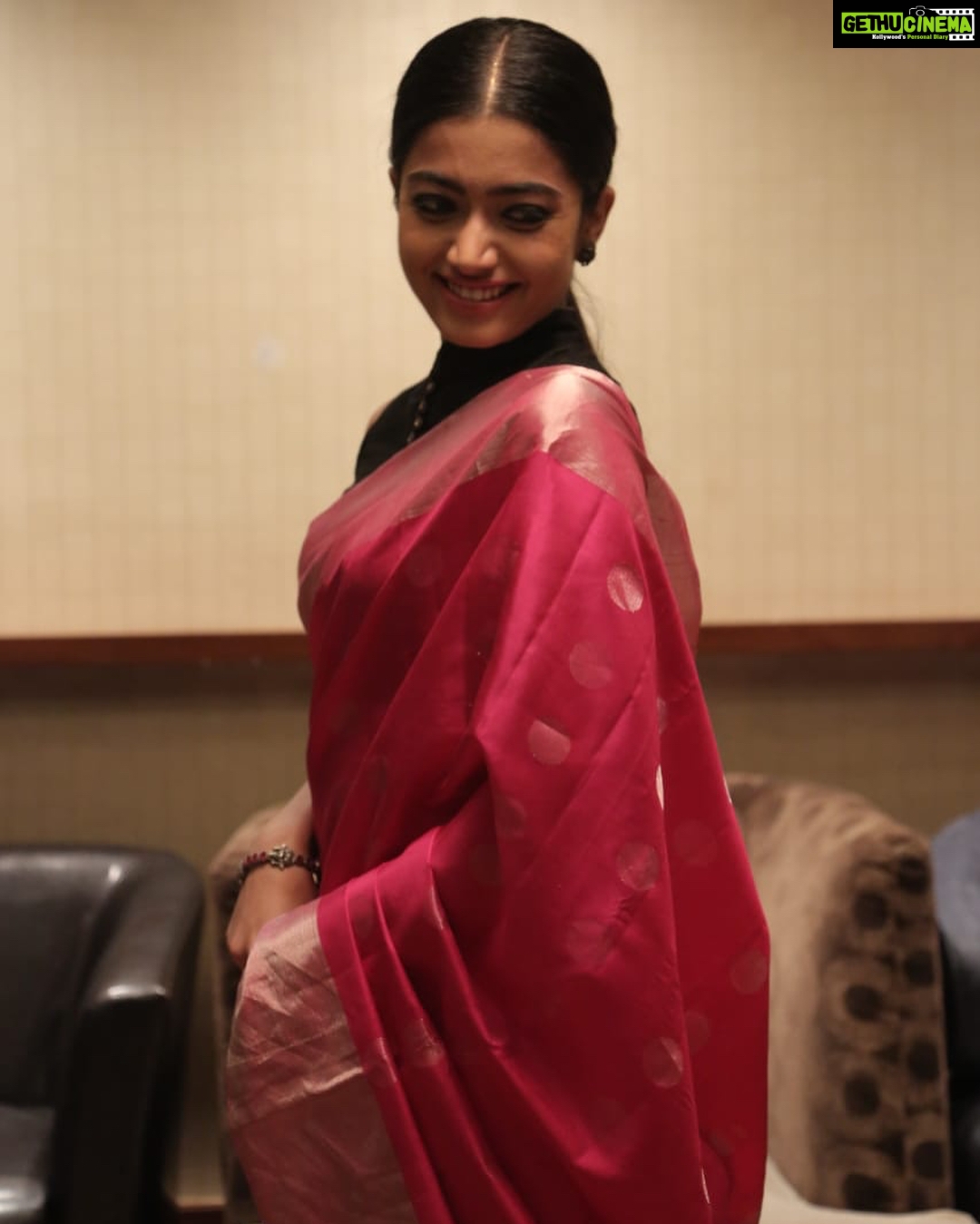 Rashmika Mandanna Instagram - About last night 🙈❤️thankyou for having me there @bangalore_times It’s always an honour to be a part of such an event..❤️met some stunning people..inspiring people..awesome people..so yup my day was made..🤷🏻♀️🙈❤️ Event- time business award Bangalore 2018🙏🏻 Wearing- @mahitha_prasad 😍 Jewellery- @bcos_its_silver 🤗 Photography- @km_photography_page ❤️ Hair and makeup- Ajay and Vinay..❤️