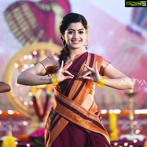Rashmika Mandanna Instagram - I somehow like this picture from my next ❤️ #geethagovindam #inkeminkeminkemkaavaale song❤️ you guys watched it? Well if not the link is in my bio..😁 Damn😱 if I had this (not a proper dance posture)..in front of Sreeja ma’am.. she’d had given me one ‘Phat’..😂😂