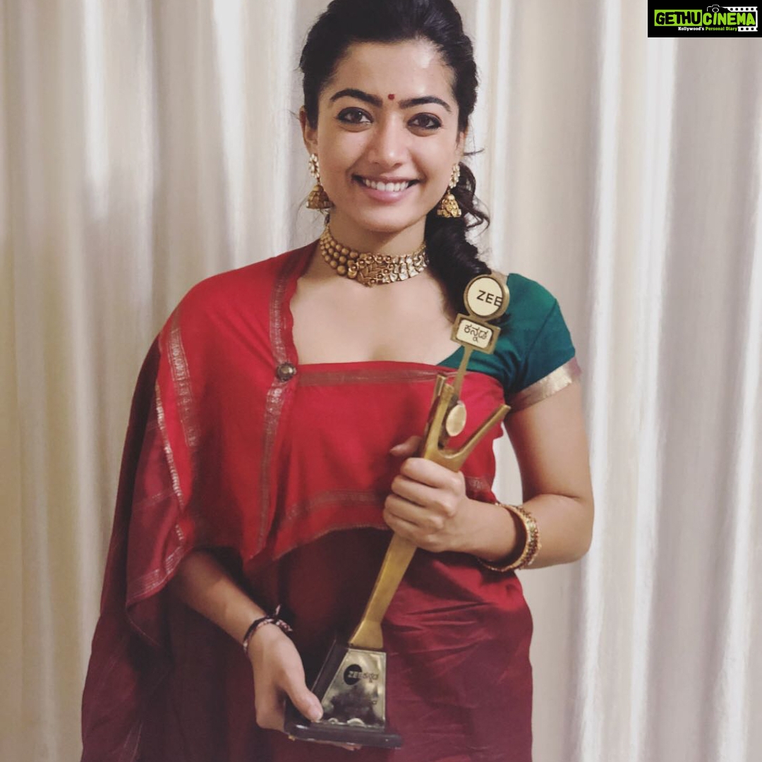 Rashmika Mandanna Instagram - Ok so this was about last night..๐a lot of sentiments happening here..itโs going to be a long status..Iโm sorry..๐ this was last night I went to #Zeekannada #hemmeyakannadiga awards.. thankyou @zeekannada for making me a part of you this year and celebrating every achievements proud Kannadigas in very field..I got to meet so many amazing people..so glad I could..๐๐ป So coming to what I am wearing is a 61 year old saree..๐and I am the 3rd gen wearing this..๐my granny wore it for her wedding..and was passed down to my mum and now me..๐and basically sheโs the one who raised me and said that I would someday reach somewhere in life as her last few words..I was angry at her for leaving me and going but today I miss her and if she was watching me last night..I hope sheโs now proud of me..as I was holding #hemmeyakannadiga award in my hand being in her saree..โคโคand as for the jewellery this is the gift from my second mum which I got and which will be passed down to many more generations..๐๐ so ya thatโs the sentiment..๐