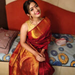 Rashmika Mandanna Instagram - This is how much I am loved🙈I had got the opportunity to meet one of my well wisher ones and he gave me this saree..🤗 and I was in love with this ever since.. thankyou so much @my_princess_rashmika 🙈 this is for you..😁😁 I finally got the opportunity to wear this gorgeous saree..😁😁 #HSRHabba #chamak @simplesuni thankyou for tagging along Sir..😝😂 PC: @abhisheksavalagi 🙏🏻🙈😂 Styling: @nisharakiran ❤️❤️
