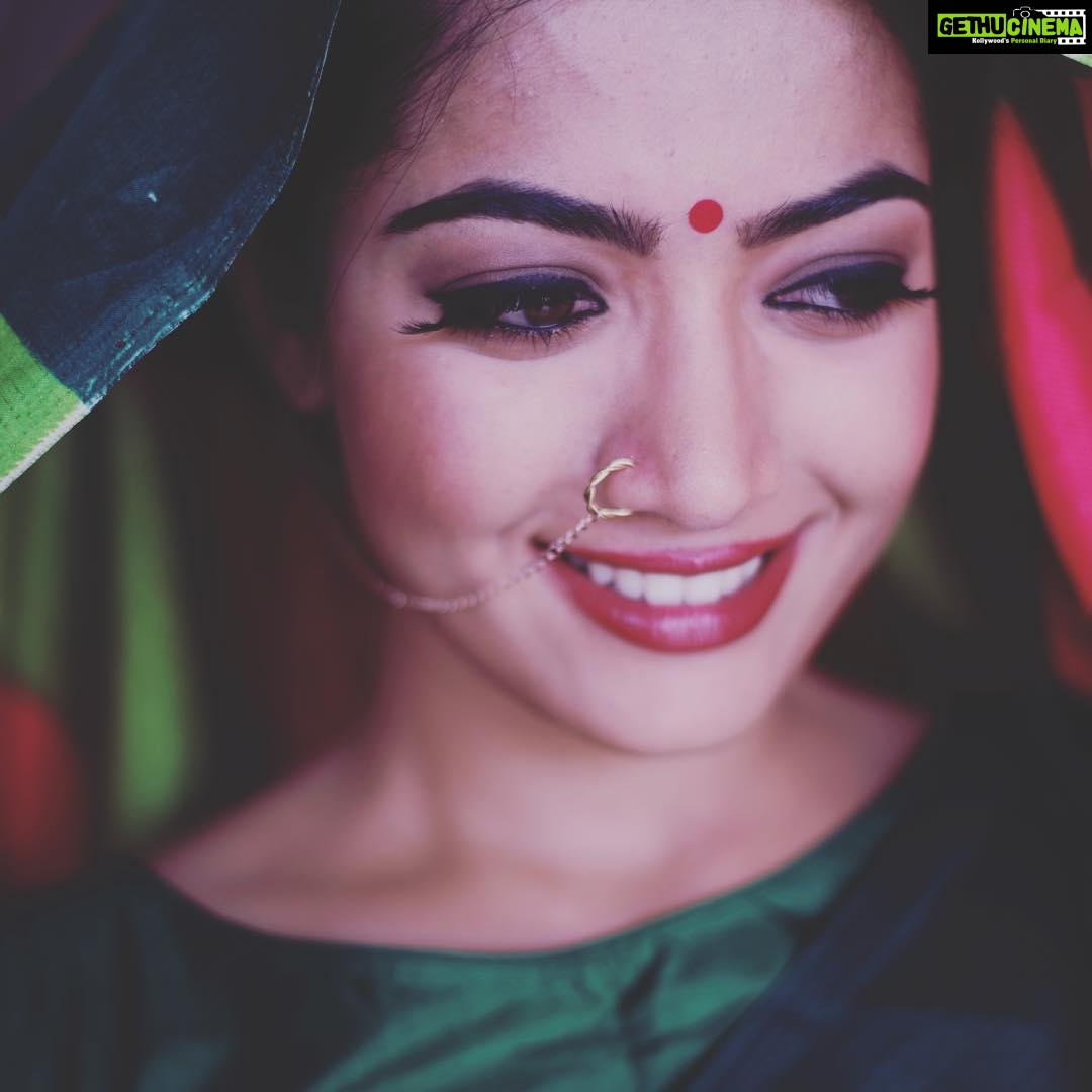 Rashmika Mandanna Instagram - ವರ ಮಹಾಲಕ್ಷ್ಮಿ ಹಬ್ಬದ ಶುಭಾಶಯಗಳು 🙏🏻 😊 Varamahalakshmi habbada shubashayagalu 🙏🏻😊 PC: @vikasbadiger ..the second of our photoshoot season..😅🐣 thanks ya..😁