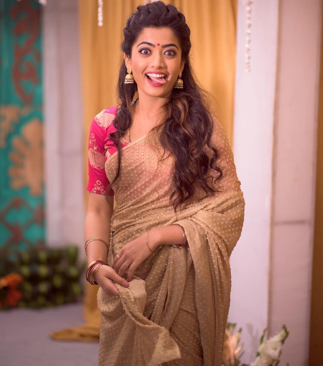 Rashmika Mandanna Instagram - From the sets of #Chamak 🙈🙈.. the face I make always when the making camera is on me..😛😂 thankyou for this picture @vikasbadiger ..thankyou @simplesuni sir for the permission.. 🤣🤣 chamak team is always so much fun to work with..👻😁 thankyou for making me a part of your team..❤️