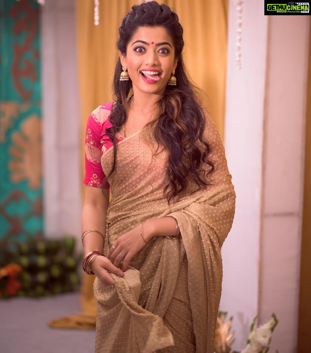 Rashmika Mandanna Instagram - From the sets of #Chamak ππ.. the face I make always when the making camera is on me..ππ thankyou for this picture @vikasbadiger ..thankyou @simplesuni sir for the permission.. π€£π€£ chamak team is always so much fun to work with..π»π thankyou for making me a part of your team..β€οΈ