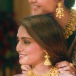 Reba Monica John Instagram – The auspicious beginning of a new togetherness…. a bond nurtured by trust, blessed by loved ones and honoured through traditions. Bringing together this auspicious moment is Muhurat – a wedding jewellery collection that cherishes & celebrates the Indian bride. 

#muhuratweddingjewellery 

@kalyanjewellers_official 
@amitabhbachchan 
@r_varman_ 
@shankar.mahadevan 
@_shwetamohan_ 
@iyer_mahalakshmi 
@manju.warrier 
#JayaBachchan