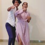 Reba Monica John Instagram - A family that dances together stays together lol ( even if it’s forced ) How can I not get my family to do the Kutty Pattas hook step 💥😆 @_shanejohn_ @sonymusic_south @iamsandy_off @ashwinkumar_ak @venkithechamp @jagadishbliss @harish_dop #kuttypattas #hookstepchallenge #reelitfeelit #hooked #family
