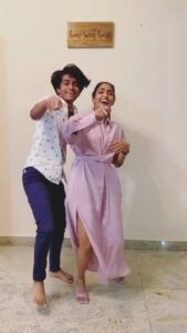 Reba Monica John Instagram - A family that dances together stays together lol ( even if it’s forced ) 

How can I not get my family to do the Kutty Pattas hook step 💥😆 @_shanejohn_ 

@sonymusic_south @iamsandy_off @ashwinkumar_ak @venkithechamp @jagadishbliss @harish_dop 

#kuttypattas #hookstepchallenge #reelitfeelit #hooked #family