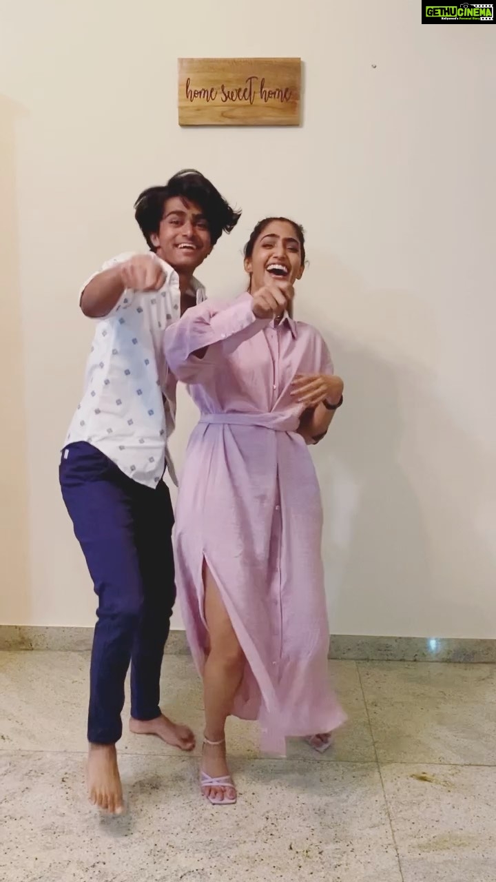 Reba Monica John Instagram - A family that dances together stays together lol ( even if it’s forced ) How can I not get my family to do the Kutty Pattas hook step 💥😆 @_shanejohn_ @sonymusic_south @iamsandy_off @ashwinkumar_ak @venkithechamp @jagadishbliss @harish_dop #kuttypattas #hookstepchallenge #reelitfeelit #hooked #family