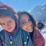 Reba Monica John Instagram - This little beauty stole a piece of my heart. She’s full of warm smiles and pure innocence, grace and kindness just like her home Kashmir. Missing the warmth of this little hug. Until we meet again... #kashmir #travelgram #incredibleindia #pahalgam #beautifulsoul #lifeisbeautiful #lessonsoflife Pahalgam