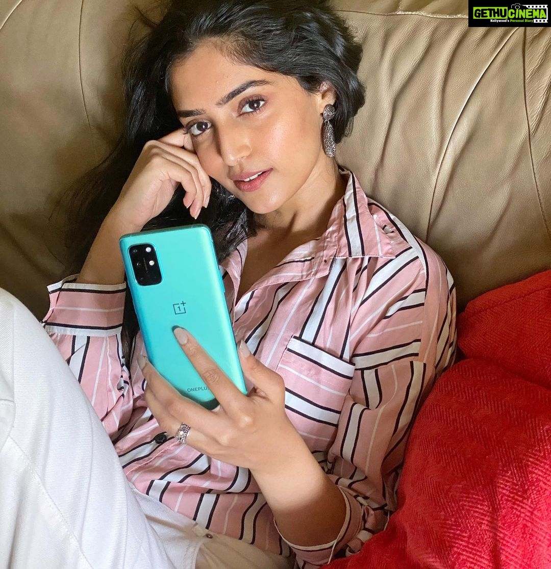 Reba Monica John Instagram - Such an attractive, sleek design – and so effortless to use, with a super-smooth scroll feature and super-fast charging that suits my active lifestyle. Simply loving my new OnePlus 8T 5G, available at a OnePlus Experience Store near you! #UltraStopsAtNothing @oneplus_india Check it out at the nearest OnePlus Stores, Reliance Digital & My Jio Stores. It will also be available at Sangeetha and Pai International stores. Follow and tag #OnePlus8T5G #UltraStopsAtNothing, @reliance_digital