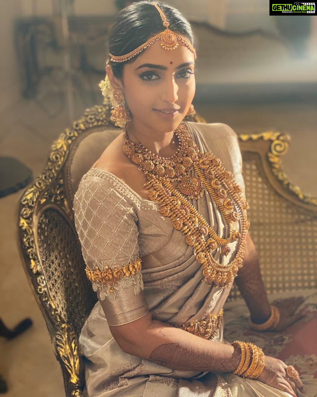 Reba Monica John Instagram - Unleashing that inner GODDESS ✨ I guess jewellery and saree helped a tad bit 🤪 Ganesh Chaturti wishes to all. p.c @thepallavinamdev 💕 #bride #goddessvibes #goldonsilver #weddinginspiration