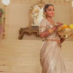 Reba Monica John Instagram - A snippet from the next festive campaign for Kalyan Jewellers ✨this bridal feeling is ... 👌😏 @kalyanjewellers_official Costume courtesy @labelpallavinamdev 💕 #festivecollection #jewellery #kalyanjewellers #weddinginspiration #templejewellery #bridesofindia