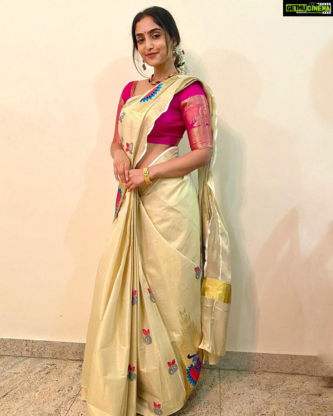 Reba Monica John Instagram - Onam aaghoshikaan ready aano? ✨🌸 p.s dear makkale , I’m celebrating at home with a small pookalam, yummy home made Onam sadhya and lots of good films on tv. So corona or no corona, celebrations need to continue, making sure you’re home and SAFE 🤗 P.c @minijohn53 #onamcelebration #malayalikutty #bangalorespecial