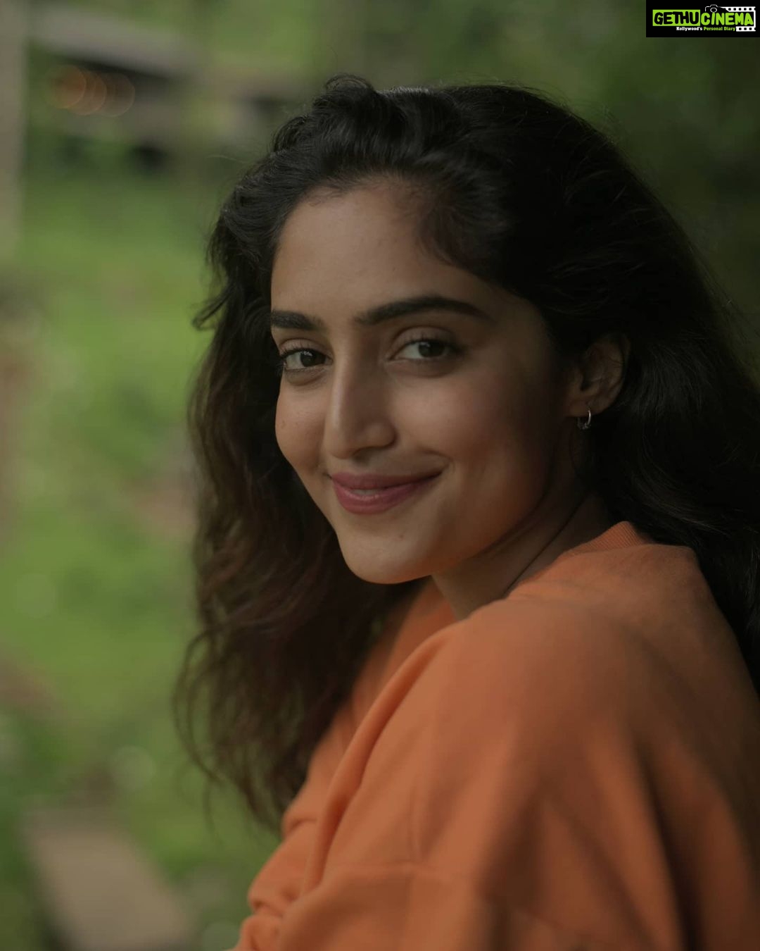 Reba Monica John Instagram - Hey you, yes youuu! You're beautiful You're strong You're loved You're doing great You're worthy of all the joys this world has to offer Don't let anybody tell you otherwise. Life isn't very pleasant at the moment, but you know what? Hang in there, we're all in the same boat! We'll get through this too because nothing's permanent. There's always sunshine after the storm✨ . . . P.c @avi_ology #sunshine🌞 #smilealways #lifeisgood #sharethelove #hopeforthefuture #positivethinking
