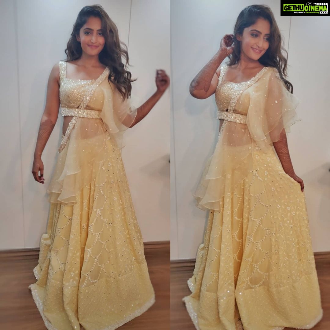Reba Monica John Instagram - Personally I think I feel most beautiful and gorgeous in indian outfits be it a saree or a lehenga! So why not take a moment and admire this piece of beauty, designed with lovee, by my darling @labelpallavinamdev ❤️ for Kalyan Jewellers shoot. P.S I was clearly confused which one to post hence the layout lol. #dressup #missingwork #shootdays #vanitydiaries #kalyanjewellers #ethnicwear #indianclothing #actorslife #staysafeeveryone ✨