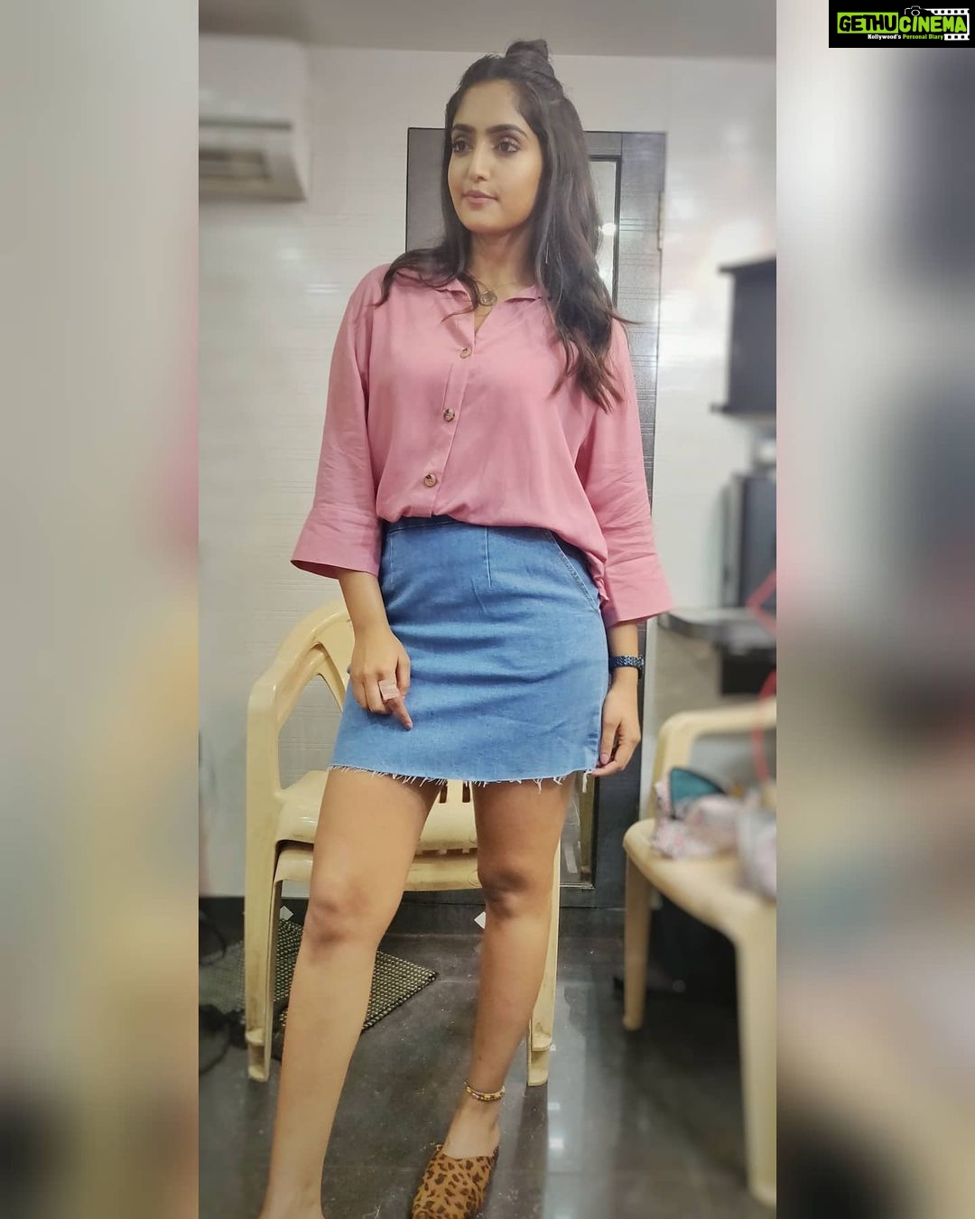 Reba Monica John Instagram - Throwback to those busy shoot days when costume trials and continuity photography sessions were tiring and boring, so much that my expression says it all lol ! But, I miss all of that now. Miss all that hustle...just hoping everything gets better soooon✨ #work #shoot #missingthehustle #throwback #funtimes #vanity