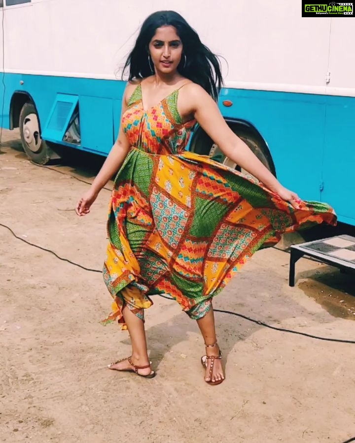 Reba Monica John Instagram - I'm obsessed with this song just as much as I am with this movie , so had to do that slo mo ✨❤️ . . . #throwback #slowmotion #thissongtho