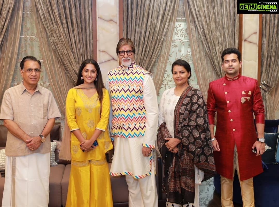 Reba Monica John Instagram - Honoured and grateful to be part of the Kalyan Family. Thank you @kalyanjewellers_official for hosting us at your Navarathri Pooja so affectionately and making us feel like part of your family. Truly a night to remember. . . . #navaratri #pooja #celebration #starrynight #Sankalp