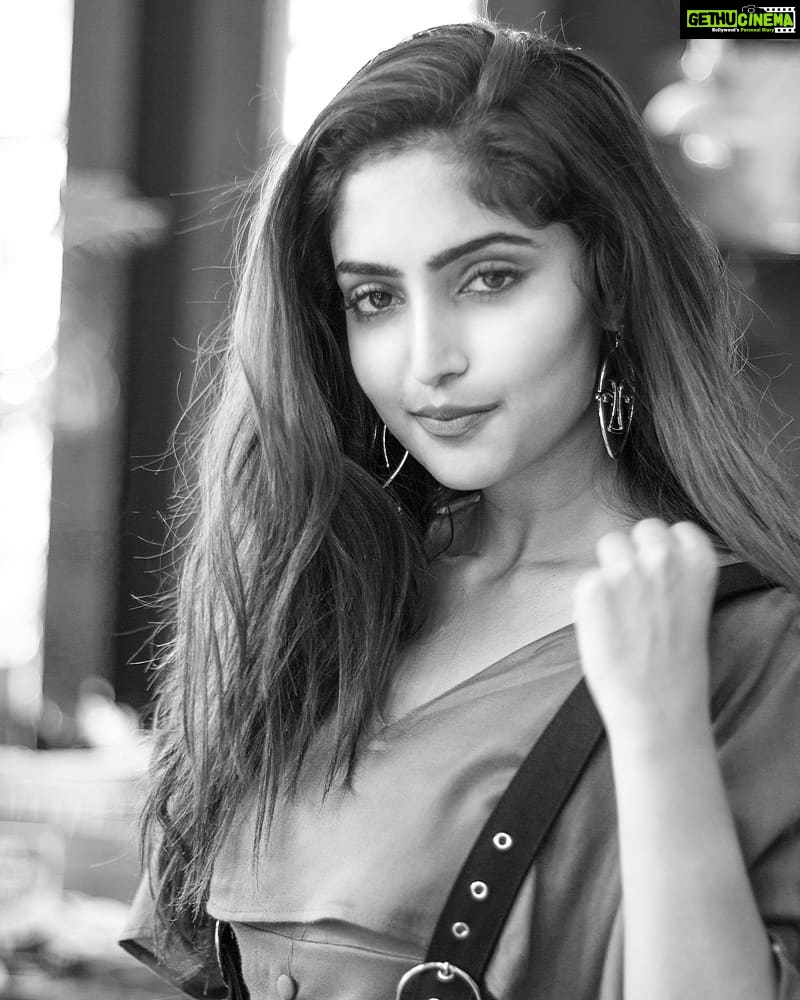 Reba Monica John Instagram - ' Whatever you love, You Are ' . . . @mahesh_nair photography @anjali_tater MUH @arathijayaraj styling ✨ #blackandwhite #photography #photoshoot #bangalore #instafashion #boldandbeautiful