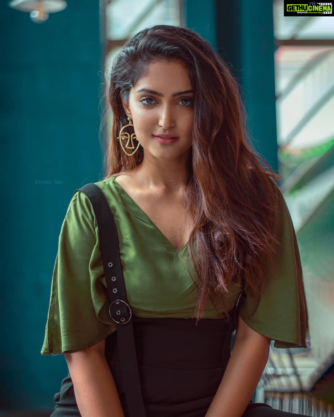 Reba Monica John Instagram - My mood depends on how good my hair looks 😏 . . . @mahesh_nair photography 💞 MUH @anjali_tater @arathijayaraj styling ✨ #newyear #fashionnova #photography #streetstyle #immalookingatyou