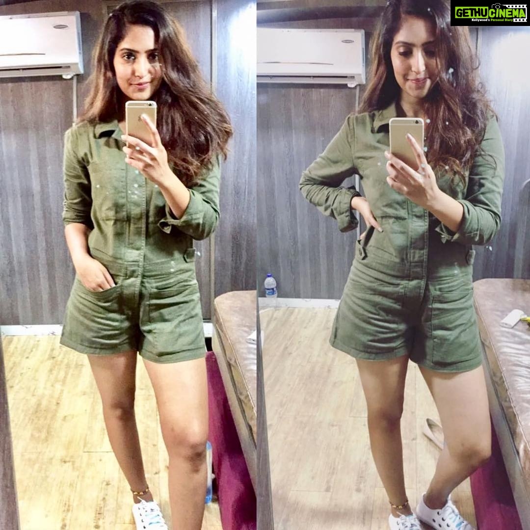 Reba Monica John Instagram - Yeah, I like it like that! 🤷♀️🙌🏻 . . #fridaymood #vanity #mumbaidiaries #workmode #whenworkisfun