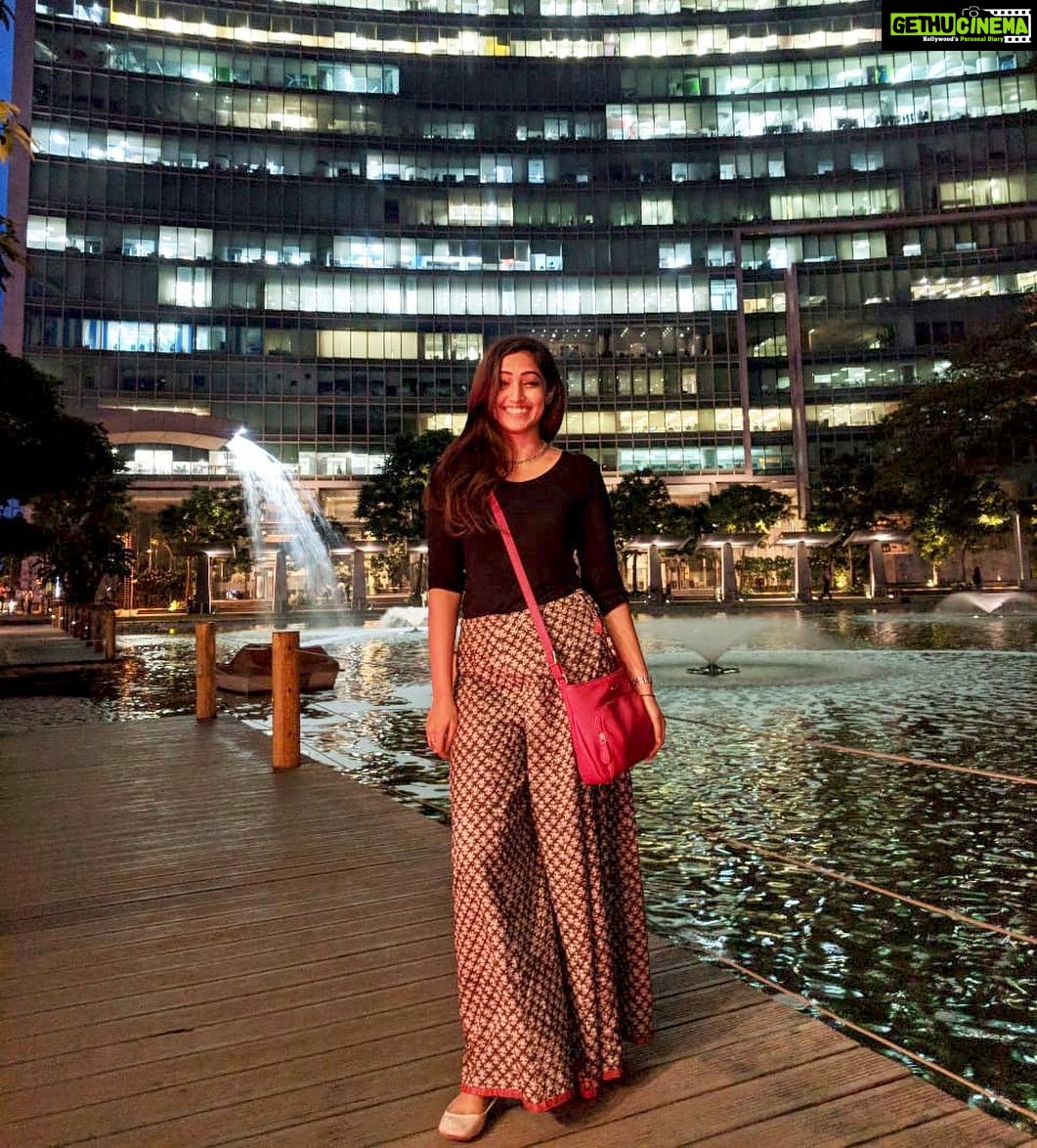 Reba Monica John Instagram - Happiness is when you pose for your favourite photographer 🙌🏻✨ . . . #bangalorediaries #rainydays #coffeeandbae #justright ✨ Orion Mall