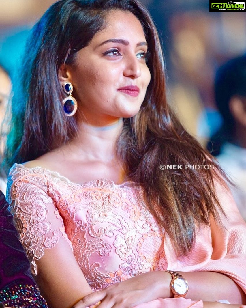 Reba Monica John Instagram - 20th ASIANET FILM AWARDS 2018 β¨ Costume courtesy: Wearing a light peach shimmer georgette saree with a laced off shoulder blouse designed by my favourite designer @jisha.thomas π @ela_by_jisha Picture courtesy: @nek_photos photography #asianetfilmawards #2018 #Angamaly