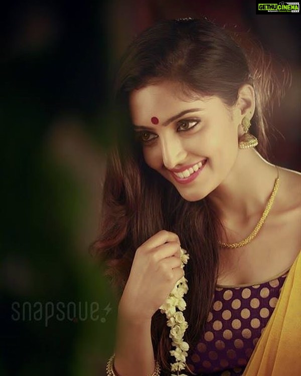 Reba Monica John Instagram - Oh look! β¨ I'm already set for ONAM'17 π Throwback to one of my favourite shoots. Met some great people and they're the reason why I look like I do in the picture. P.s there's already a black and white version of this picture on my page but colour is everything! π₯ Soooo the credit goes toooo Hair and make up - @priya.deepak Costume and styling - @arathijayaraj P.C - @Agosh Vyshnavam Thank you so much darlings β€οΈ #nofilter #justsaying