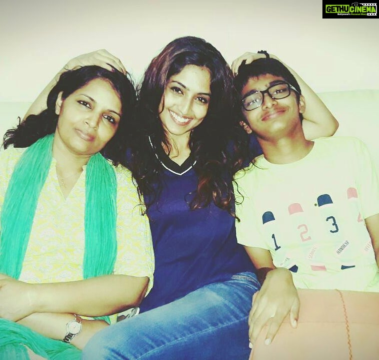 Reba Monica John Instagram - Fam Jam 💕✨ With the brother and the mother ! Sister gets the picture credits 😏 #familyovereverything #blessedwiththebest Bangalore, India