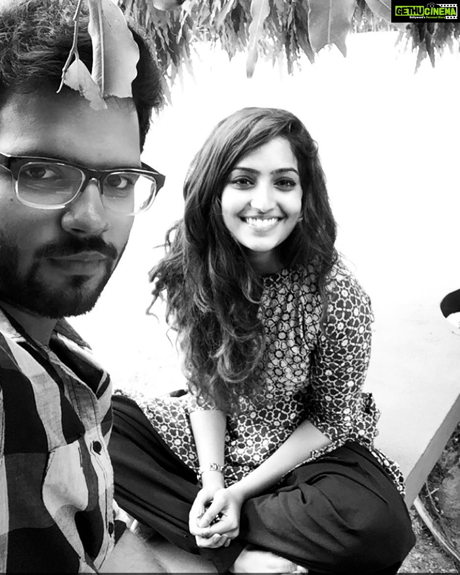 Reba Monica John Instagram - College lunch breaks call for some jam sessions and gossip 😋✨ #collegelife #lastyearish #blackandwhite #selfiewithfriend #classmates #duetmusically