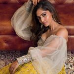 Reba Monica John Instagram - Too many that I absolutely love from this series! 💥so here’s more Shot by @prachuprashanth Makeup & Hair @samanthajagan @whatawink Outfits @studio149 Jewellery @mspinkpantherjewel Location @varnamalaweddingexperience