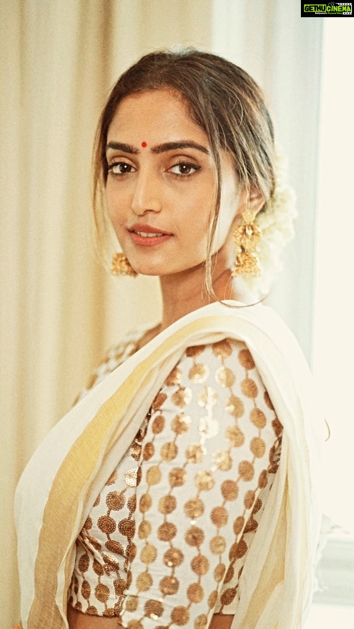 Reba Monica John Instagram - Ellavarakum ende Hridayam niranja Onam Aashamsakal πΈβ¨ May we all be blessed with abundance of peace, love and happiness this Onam π Styled by : @labelswarupa Shot by : @teens_vision_photography Jewellery : @chennai.allcollections #onam #onamashamsakal #waitingforthebestpart #sadhya #peacelovehappiness #reelitfeelit