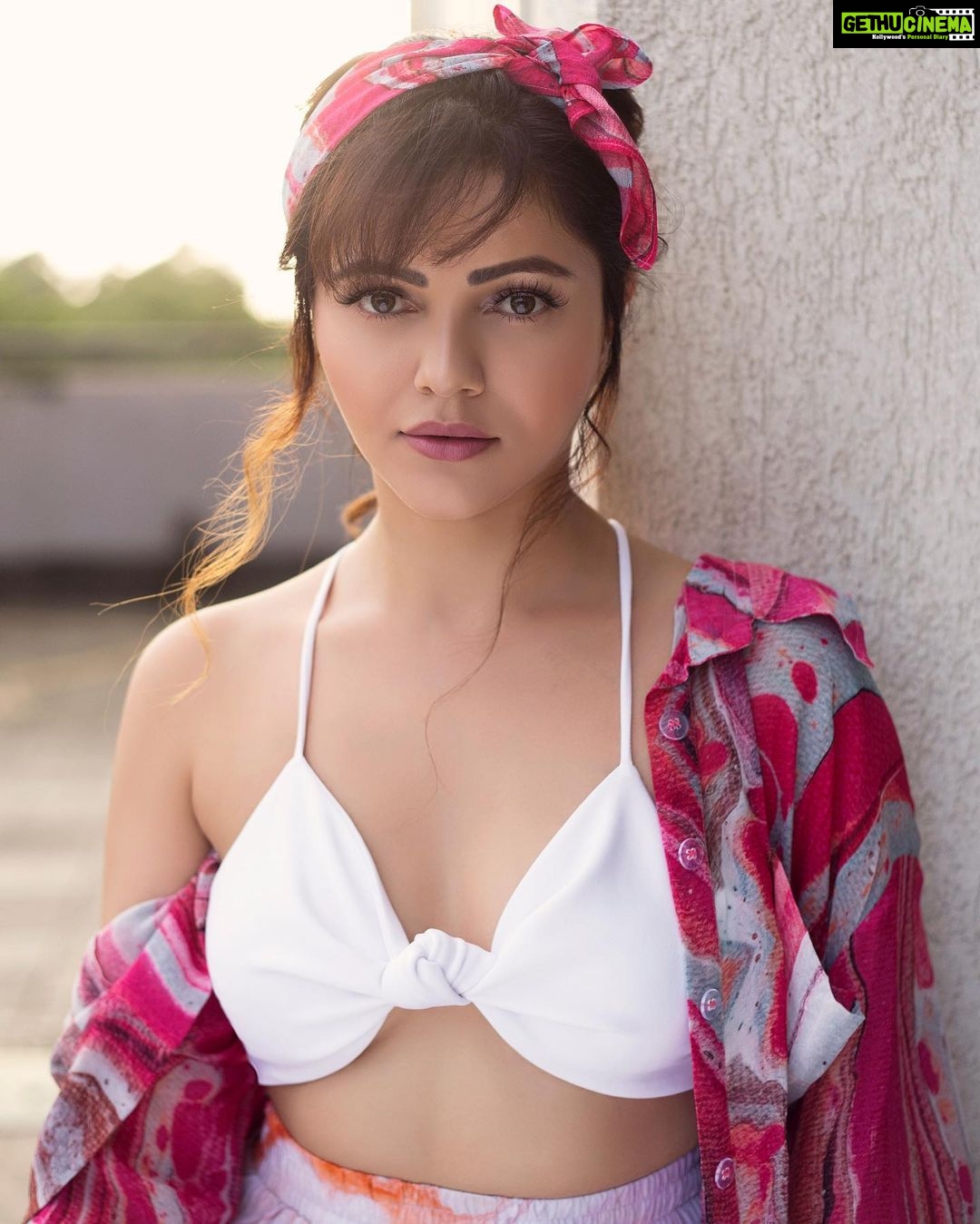 Rubina Dilaik Instagram - Waqt k saath nahi badle toh na Badle !!! . . . . . . . Shit by @nitintankphotography Styled by: @ashnaamakhijani Outfit: @themissyco