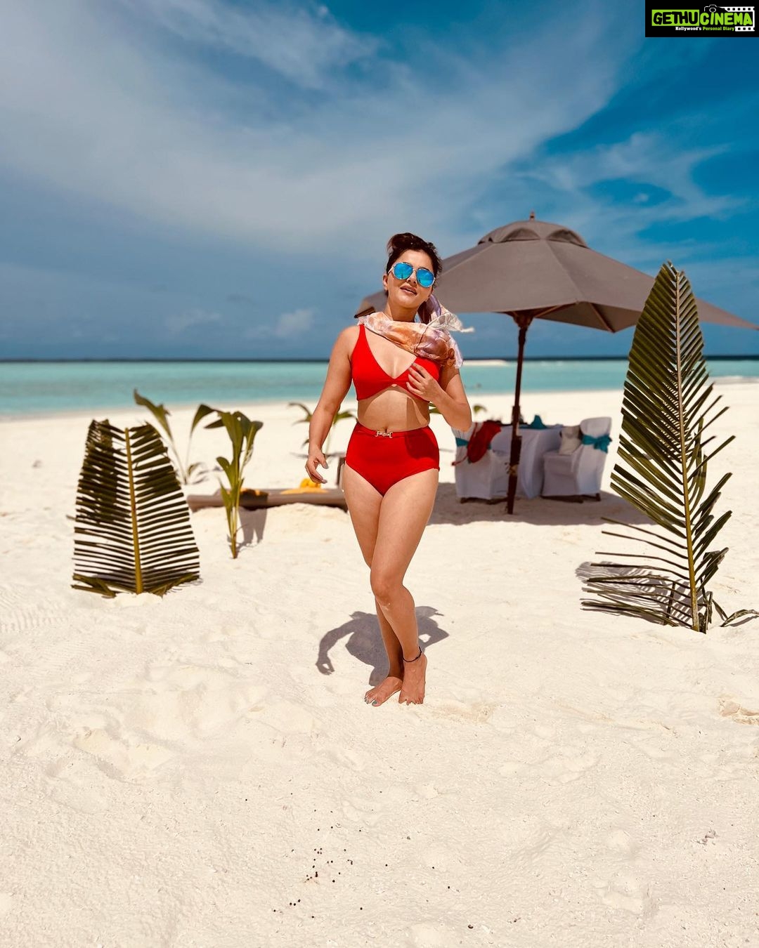 Rubina Dilaik Instagram - A Lunch date like never before♥️…….. the drop dead gorgeous view, just us on the Island……. !! surreal ✨ . . . . . @vakkarumaldives @travelwithjourneylabel #VakkaruMaldives #TravelWithJourneyLabel #JourneyLabel #YouAreSpecial . . Choker: @house_meenugupta @vblitzcommunications Vakkaru Maldives