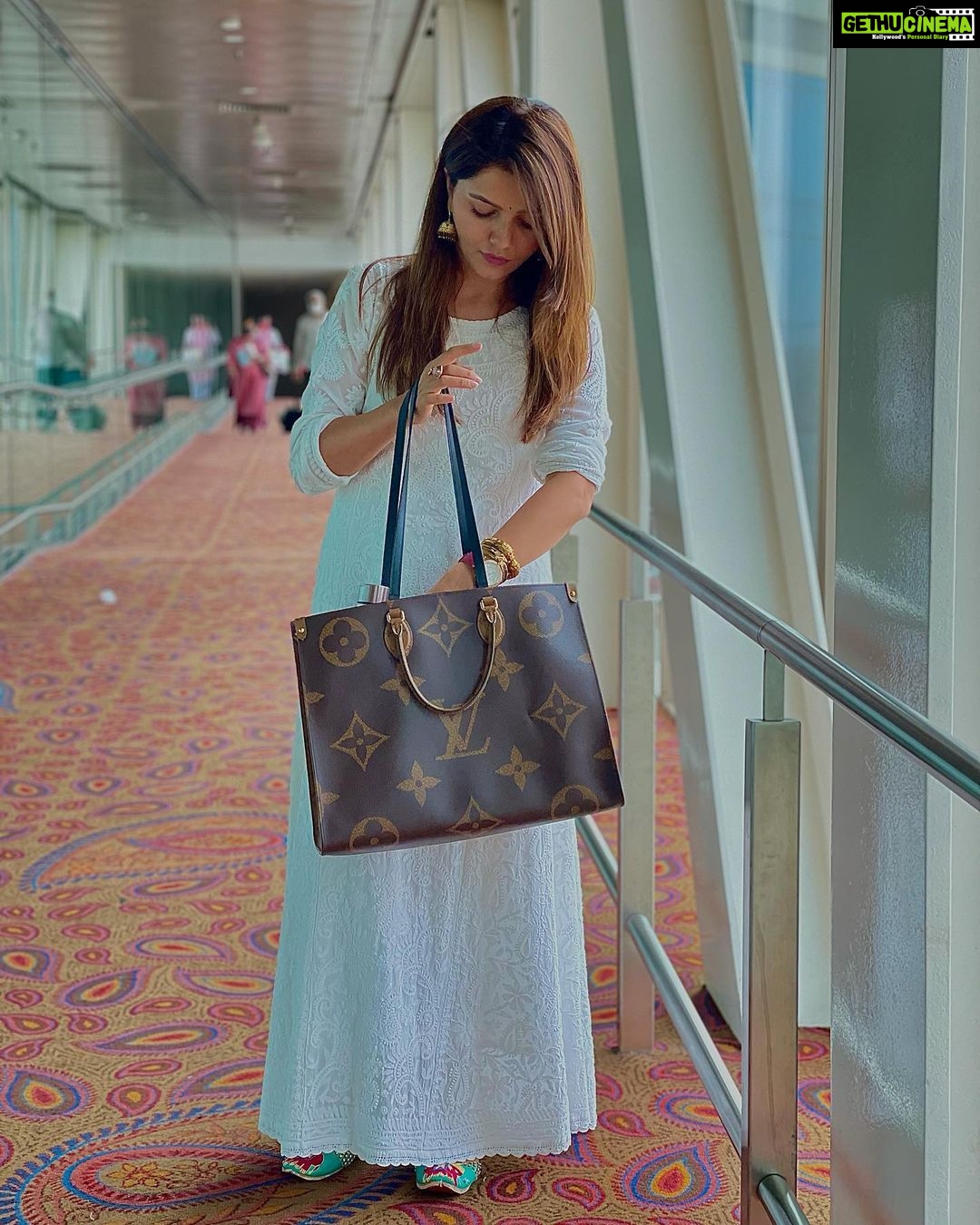 Rubina Dilaik Instagram - Mijaaz mein garmi aur Lihaaz mein narmi honi chahiye…. . . . . @lucknowicrafts