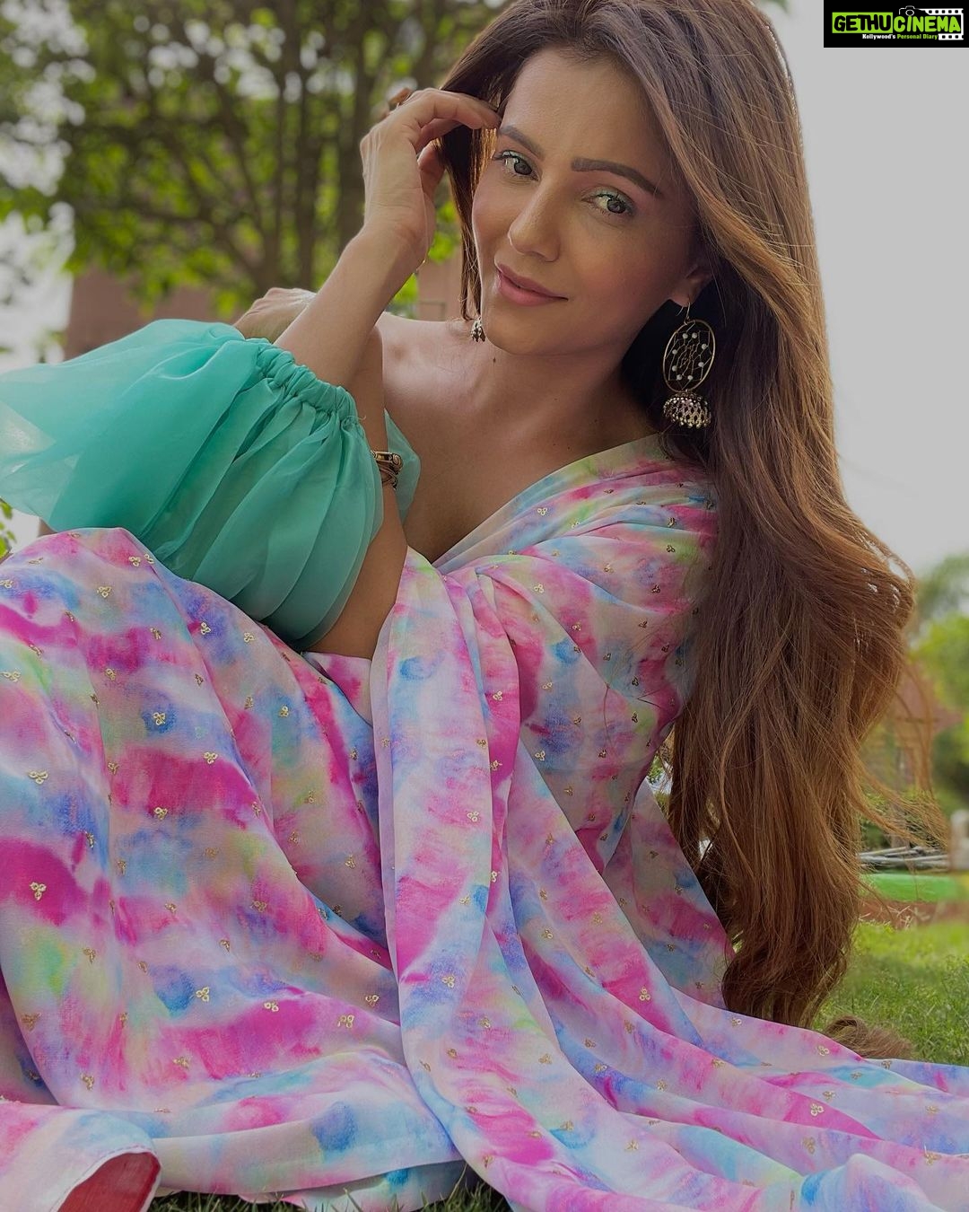 Rubina Dilaik Instagram - Ate Jalebis guilt free and then clicked pictures just to make sure , those calories didnโt hit fast๐๐๐....... . . . . Btw these pretty jhumkas are from @yellow.chidiya