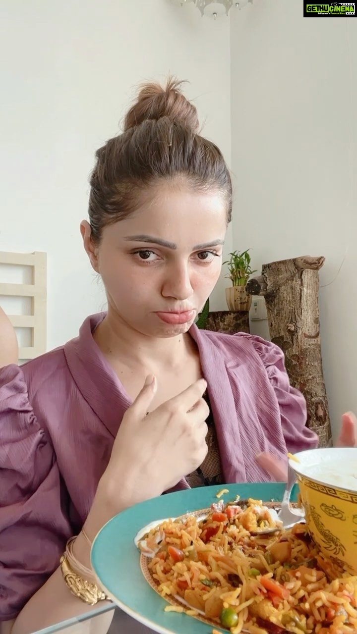 Rubina Dilaik Instagram - Who else doesn’t like sharing #food ?? , me😼.... hell yeah!! . . . #reels #rubinadilaik #bosslady #food #sharing #not #my #thing