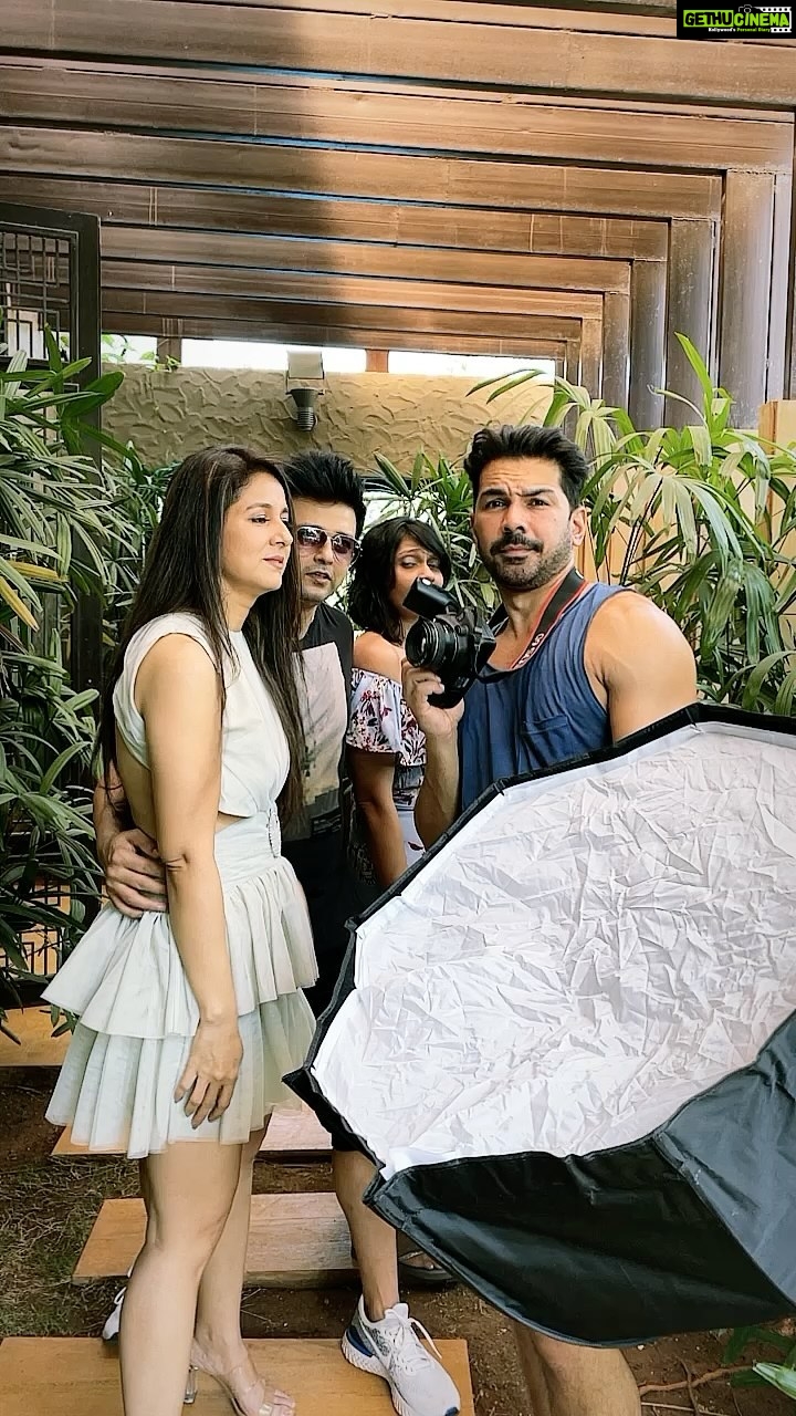 Rubina Dilaik Instagram - Goofy attempts with #reelitfeelit 😛 ..... @ashukla09 @keertikelkar @rahuollohaniofficial @meghnachitalia . . . . #bosslady #rubinadilaik #abhinavshukla #reels