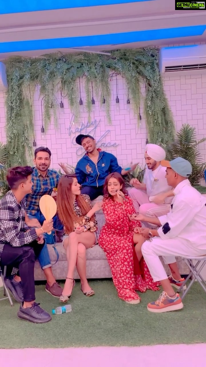 Rubina Dilaik Instagram - And we continue the celebrationzzz 🎉 ...... ha ha ha check out @tonykakkar sanitising everyone 🤣🤣 , @ashukla09 is clueless 😝, @riyaz.14 mirror theek se pakdo 🤪 , @rohittt_09_ trying his makeup skills , @rohanpreetsingh pampering his darling Nehu, @raghav.sharma.14661 paani pilakar hi manega ... 😆😆 and look at us , we gals @nehakakkar jus wanna have Fun 🤩