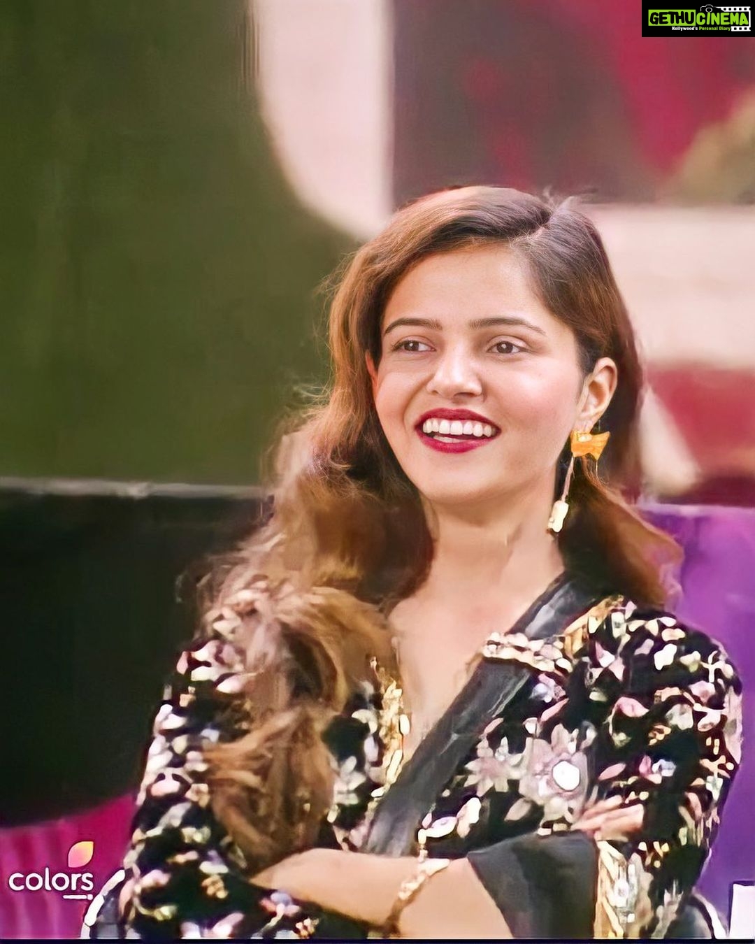 Rubina Dilaik Instagram - Flower Power 🌸💮💠❇️ Keep voting, keep loving #RoadToFinale 🏆⠀ Styled by: @ashnaamakhijani Outfit: @akankshacreations Earrings: @ethnicandaz ⠀ ⠀ ⠀ -----------⠀ #RubinaDilaik #BB14 #BiggBoss14 #TeamRubinaDilaik #TeamRubina #Colors #winter #WeekendKaVaar #BBLikeABoss #VoteforRubina #BBTrendMasterRubinaDilaik