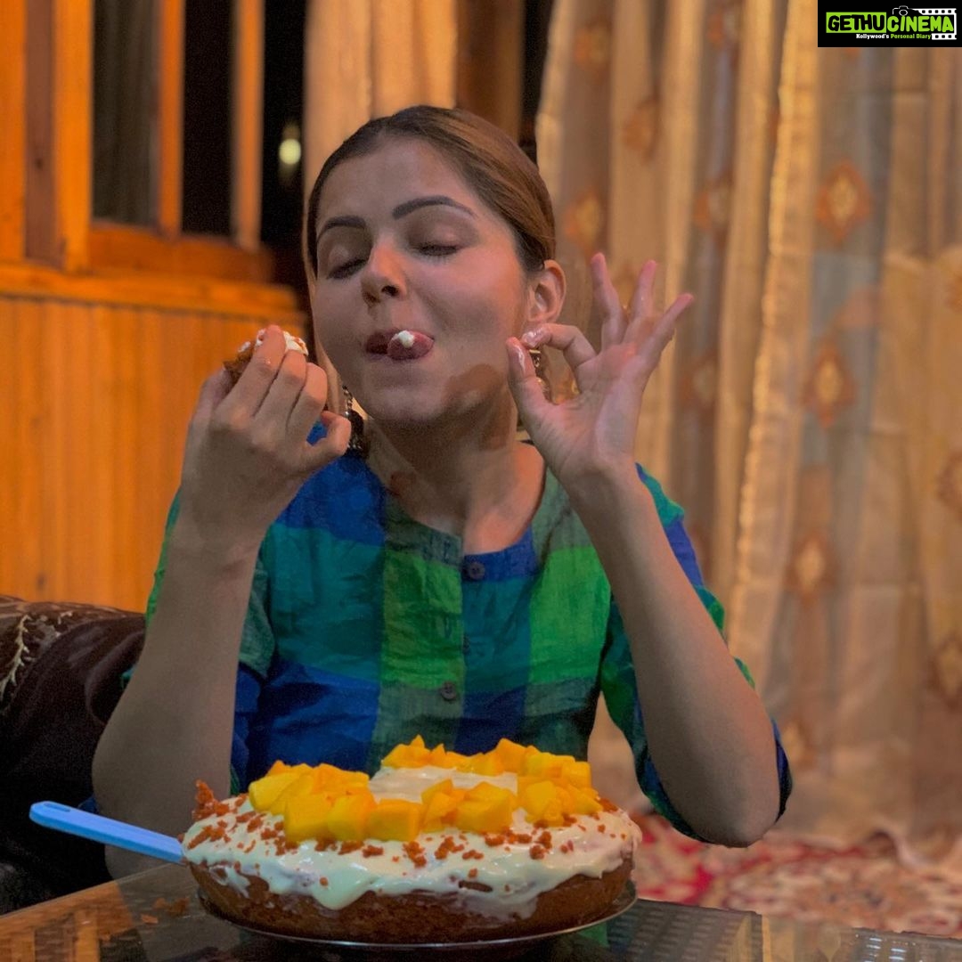 Rubina Dilaik Instagram - @jyotikadilaik ke saujanya se tumhare @rohinidilaik bday pe hum cake khayengey🤪🤪🤪