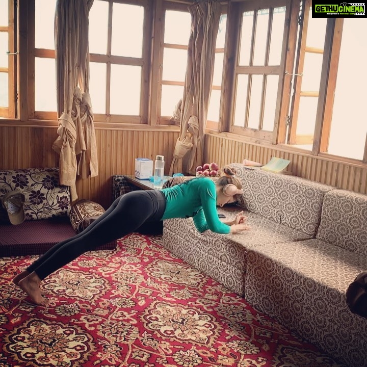 Rubina Dilaik Instagram - No gym, no mat..... all u need is a bit of “that “ ....... (that - self discipline )