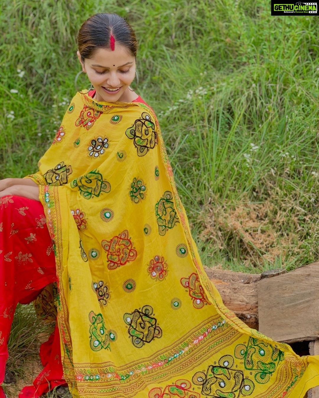 Rubina Dilaik Instagram - Swipe left to see “When you get all decked up for him, n he is busy on his phone ...... “