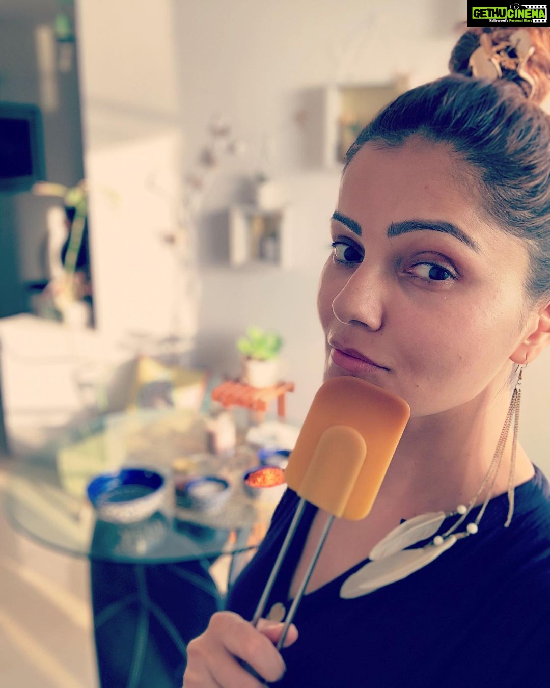 Rubina Dilaik Instagram - Either bake or get baked 👩🏻🍳😆......... both are stress busters