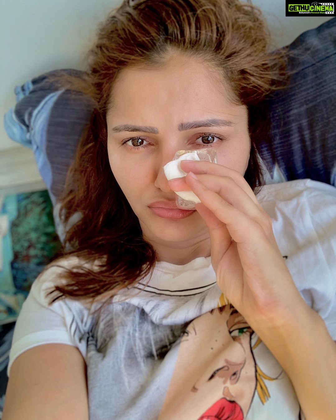 Rubina Dilaik Instagram - All of u must have had . . mom π slap Dad-slap Sis- slap Bro-slap Wife- slap (lolz) Hubby - slap π€ͺ Neighbor - slap Principal-slap Granny- slap Ladies and gentlemen lemme introduce you to a brand βNew-Slap β - the FONE- SLAP (which i just had ) . . . No slow -clapπ€£π€£π€£π€£π€£ Omg π m kinda getting insane with rhyming ππππ