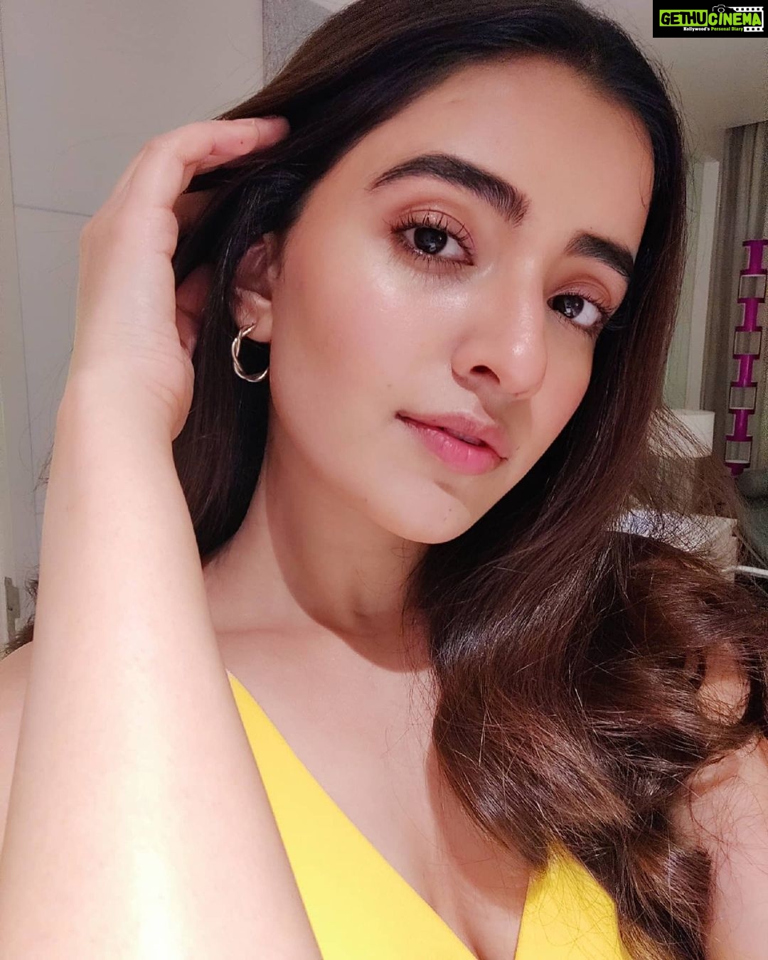 Rukshar Dhillon Instagram - Festive season ✔️ Festive glow ✔️ Best time of the year ✔️ Ho Ho Ho🎄♥️